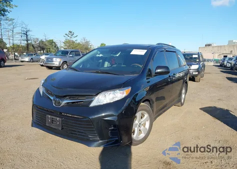 2018 Toyota Sienna Le 8 Passenger z USA, uszkodzony, nr VIN 5TDKZ3DC0JS948014